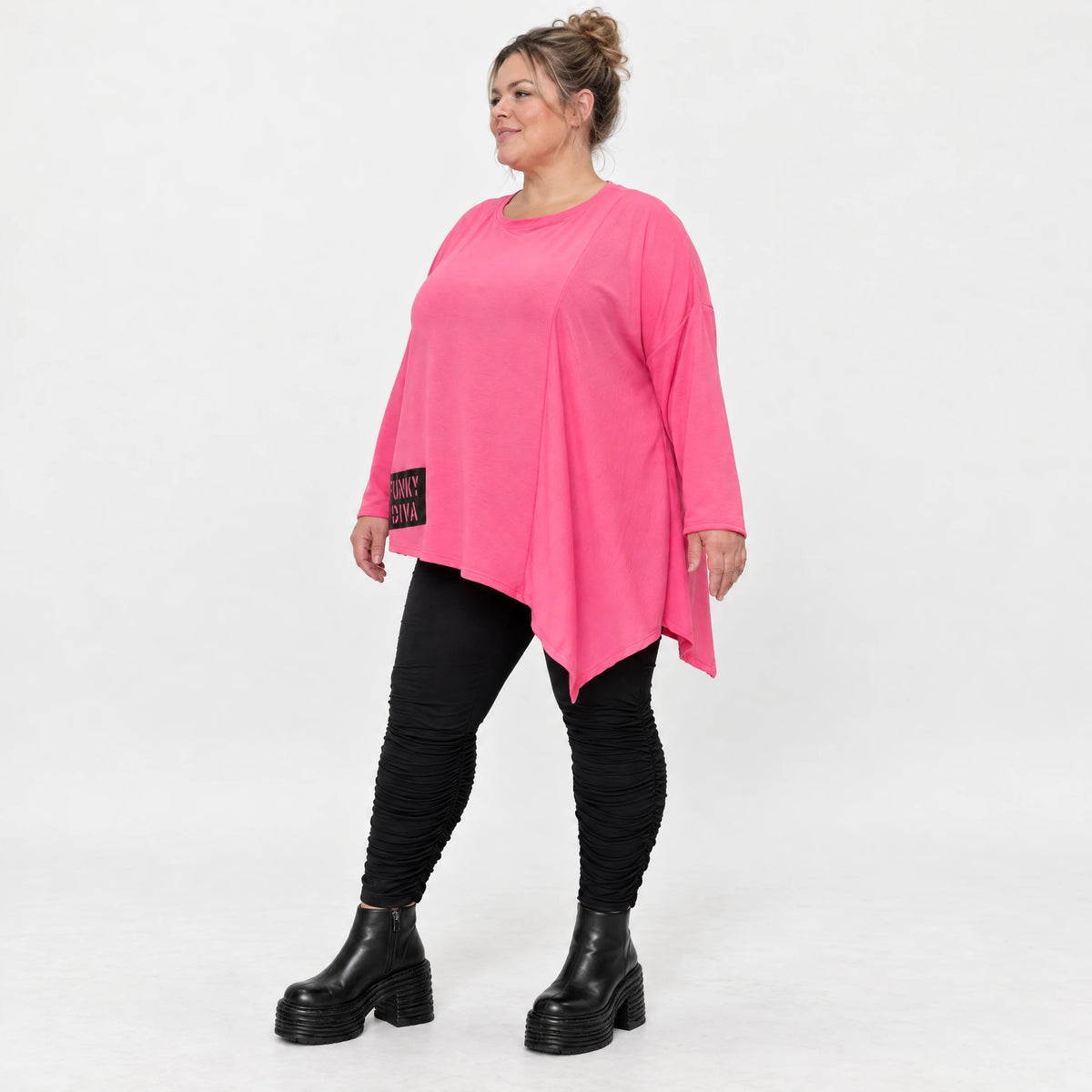 Langarmshirt in frischem Pink mit asymmetrischem Zipfelsaum aus weichem Stretchjersey