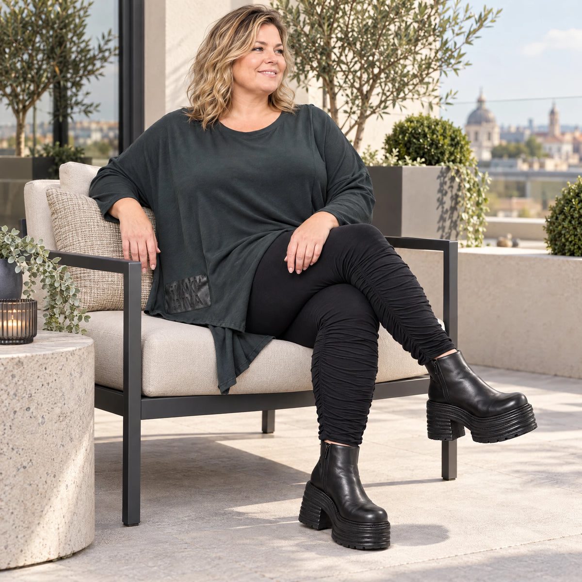Schwarzes Langarmshirt mit asymmetrischem Zipfelsaum in warmem Stretchjersey aus Italien