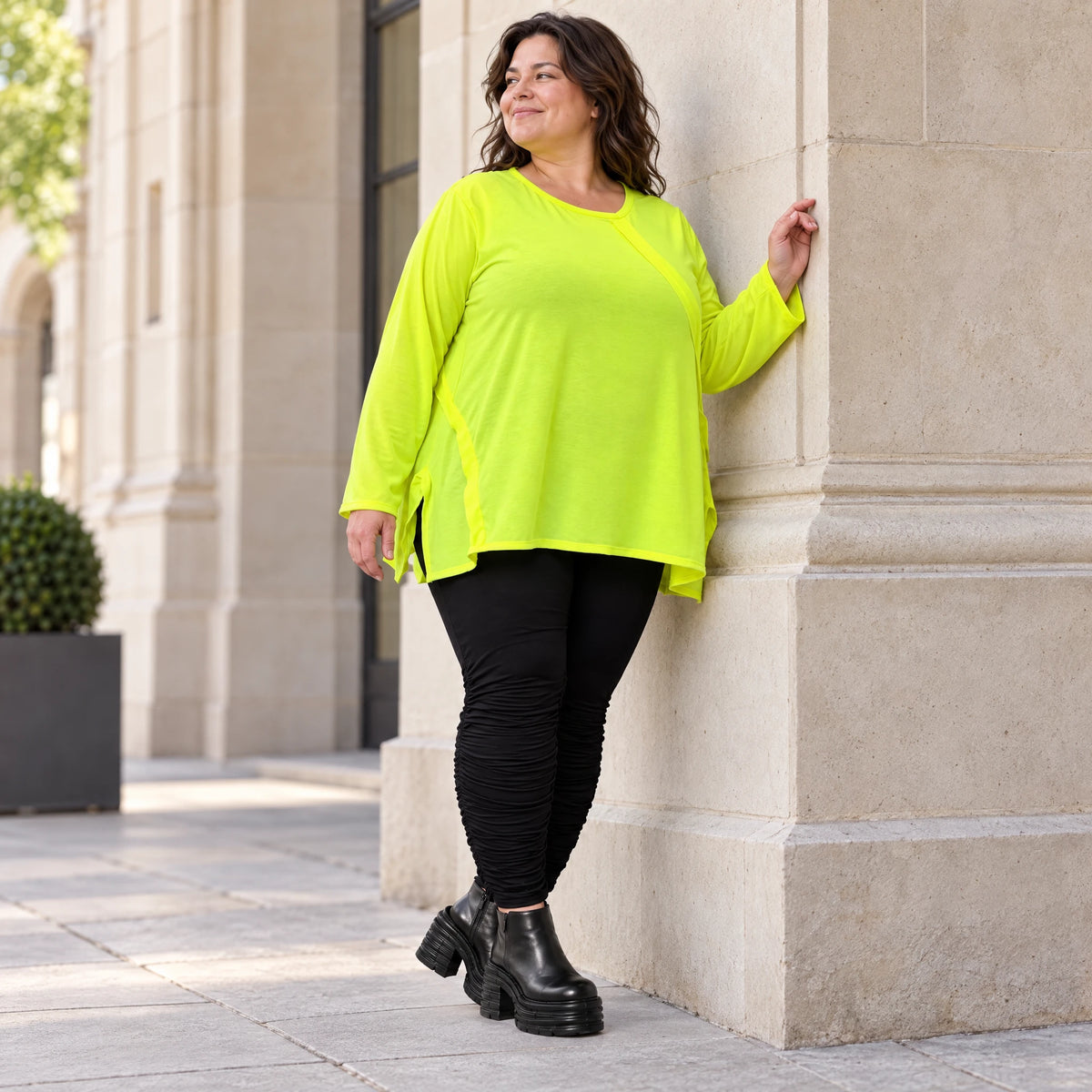 Langarmshirt in Neongelb aus feinem Stretchjersey mit Baumwolle und schmeichelnder A-Linie