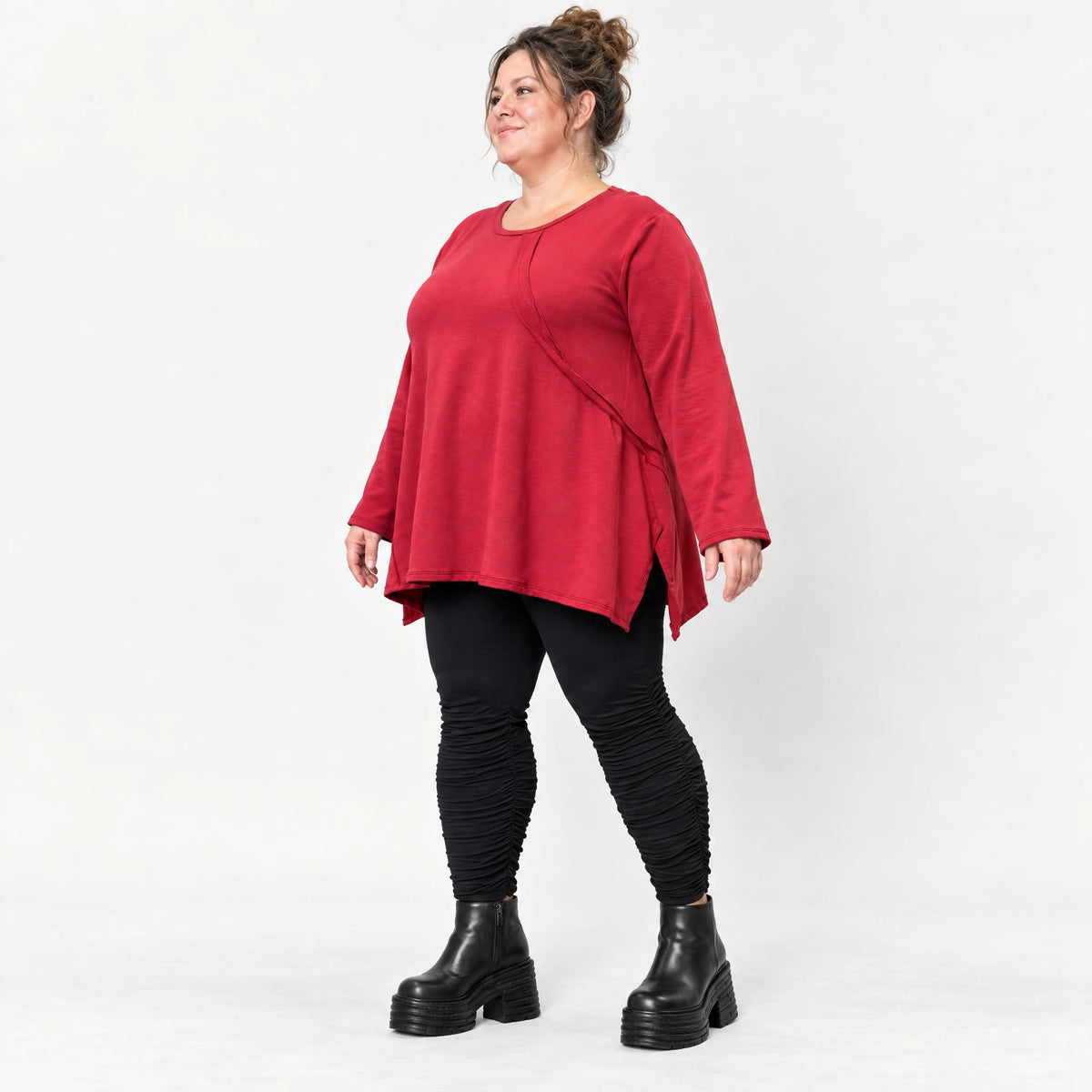 Rotes Langarmshirt mit fließender A-Linie aus weichem Stretchjersey gefertigt in Italien