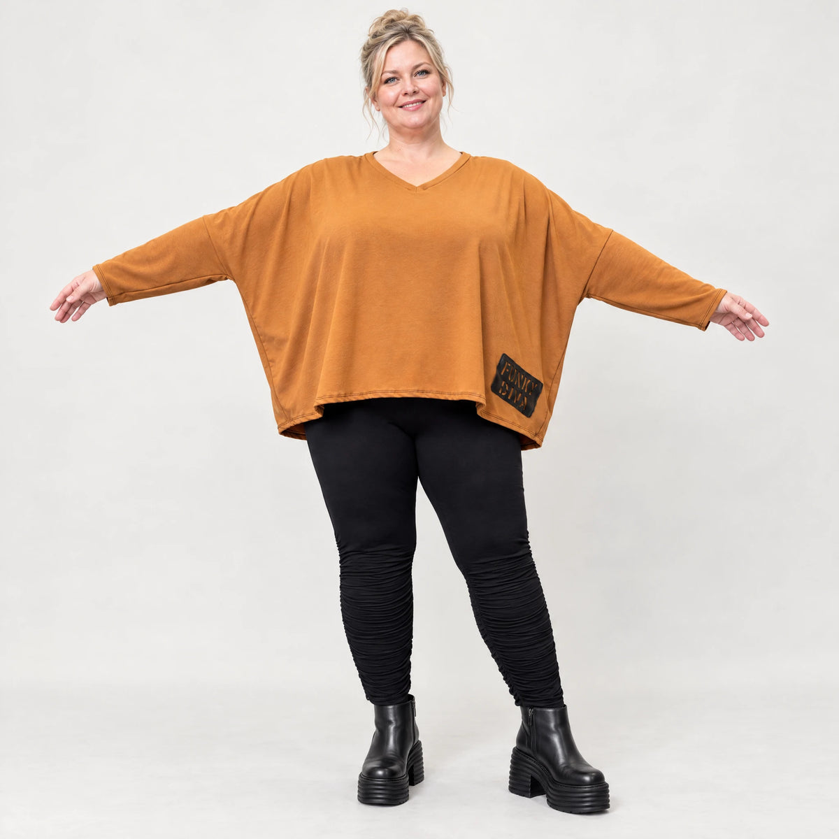 Langarmshirt in Braun mit V-Ausschnitt aus weichem Stretchjersey in kastiger Passform
