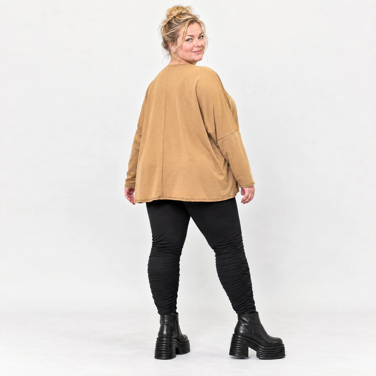 Langarmshirt in Camel aus weichem Stretchjersey mit V-Ausschnitt und kastiger Silhouette