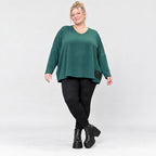 Dunkelgrünes Langarmshirt mit V-Ausschnitt aus feinem Stretchjersey und kastiger Passform