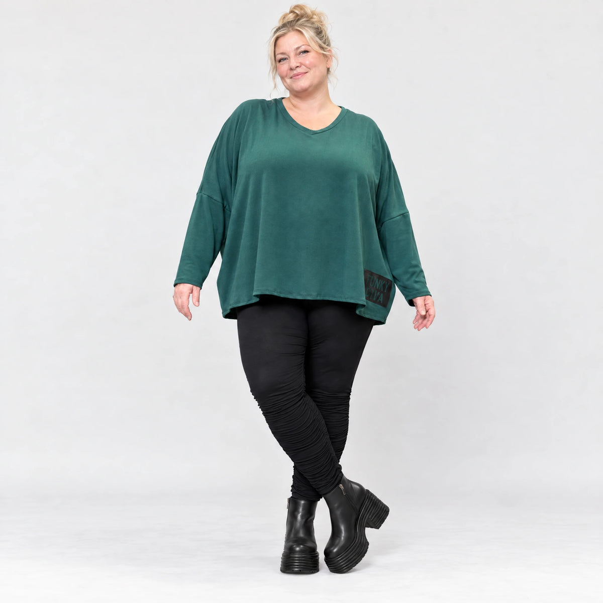 Dunkelgrünes Langarmshirt mit V-Ausschnitt aus feinem Stretchjersey und kastiger Passform