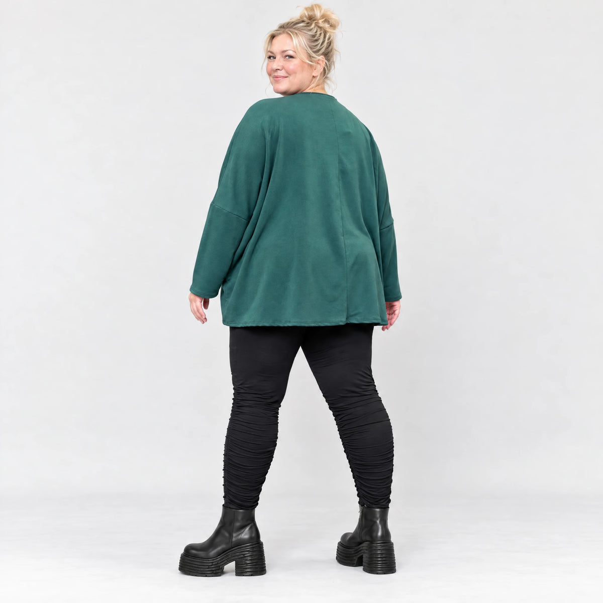 Dunkelgrünes Langarmshirt mit V-Ausschnitt aus feinem Stretchjersey und kastiger Passform