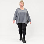 Graues Langarmshirt aus weichem Stretchjersey mit V-Ausschnitt und kastiger Passform