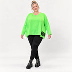 Langarmshirt in sattem Grün aus weichem Stretchjersey mit V-Ausschnitt im kastigen Schnitt