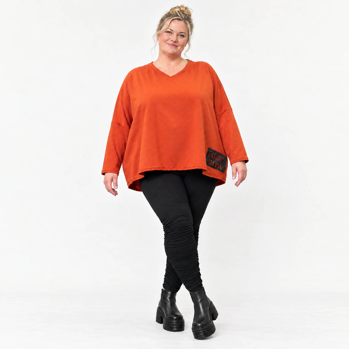 Langarmshirt in Orange aus weichem Stretchjersey mit V-Ausschnitt und kastiger Passform