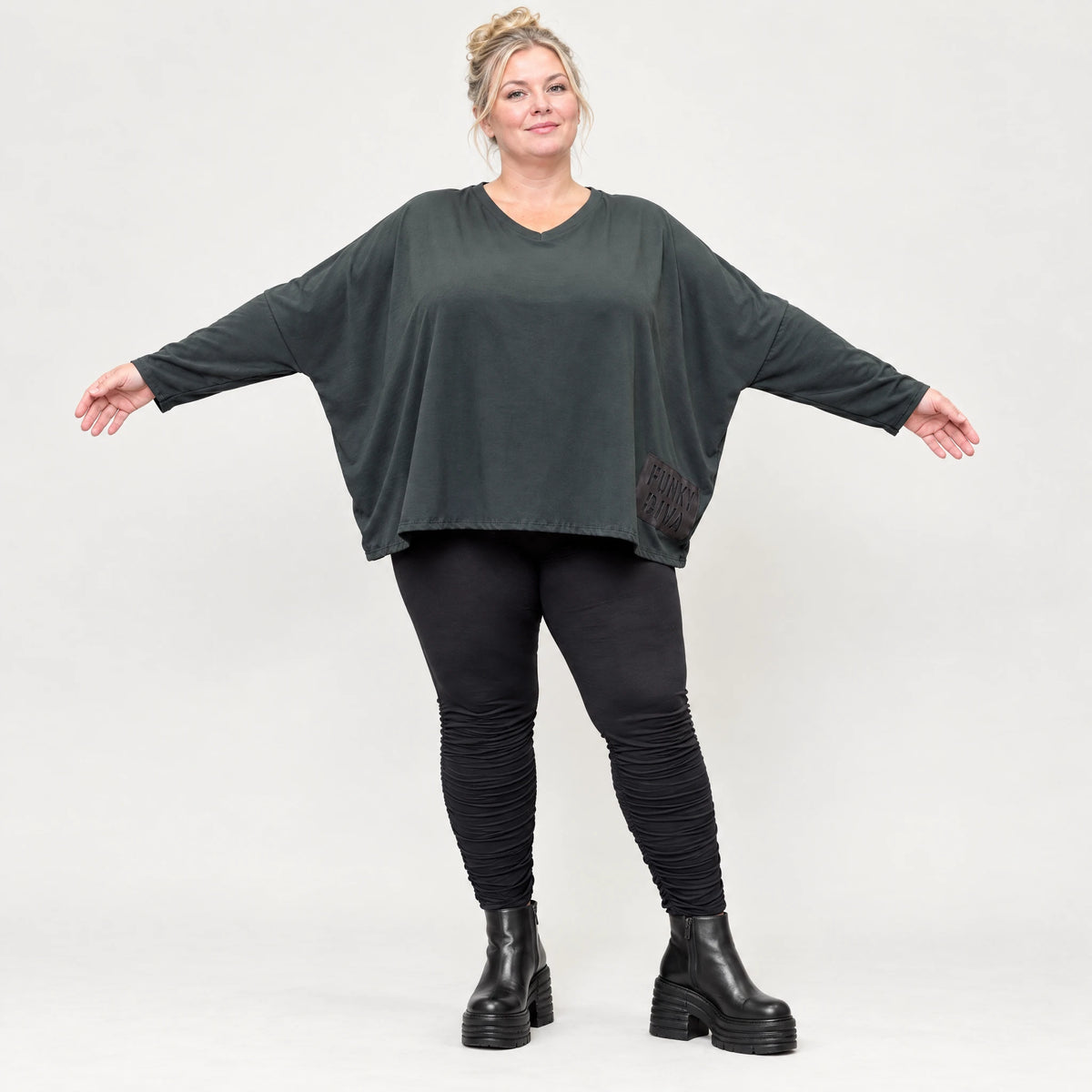 Schwarzes Langarmshirt aus weichem Stretchjersey mit kastigem Schnitt und V-Ausschnitt