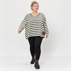 Kastiges Langarmshirt in Creme/Dunkelgrün aus weichem Stretchjersey mit V-Ausschnitt