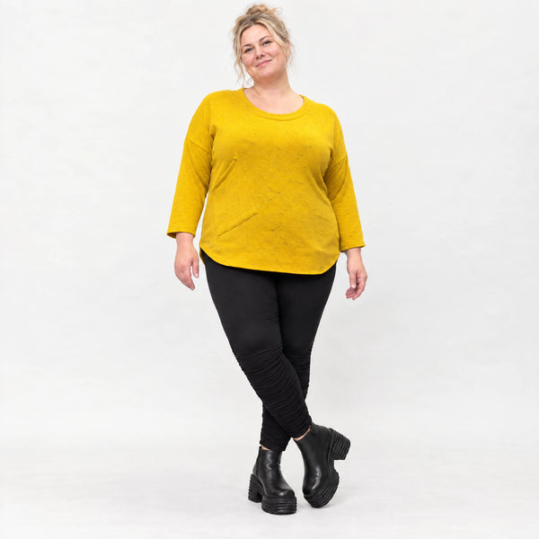 Flauschiges Feinstrickshirt in sonnigem Gelb mit Rundhals und aufgesetzten Taschen