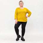 Flauschiges Feinstrickshirt in sonnigem Gelb mit Rundhals und aufgesetzten Taschen