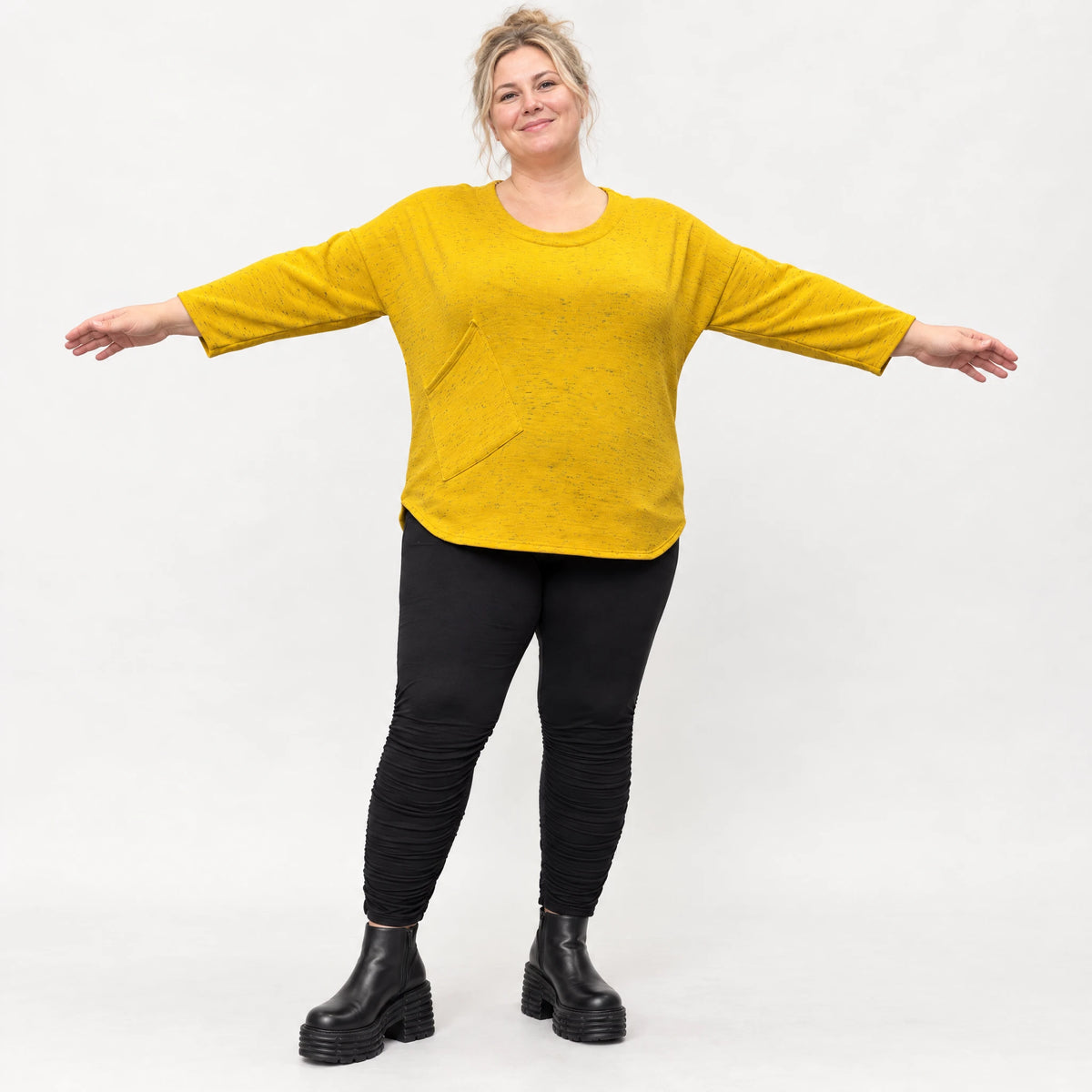Flauschiges Feinstrickshirt in sonnigem Gelb mit Rundhals und aufgesetzten Taschen