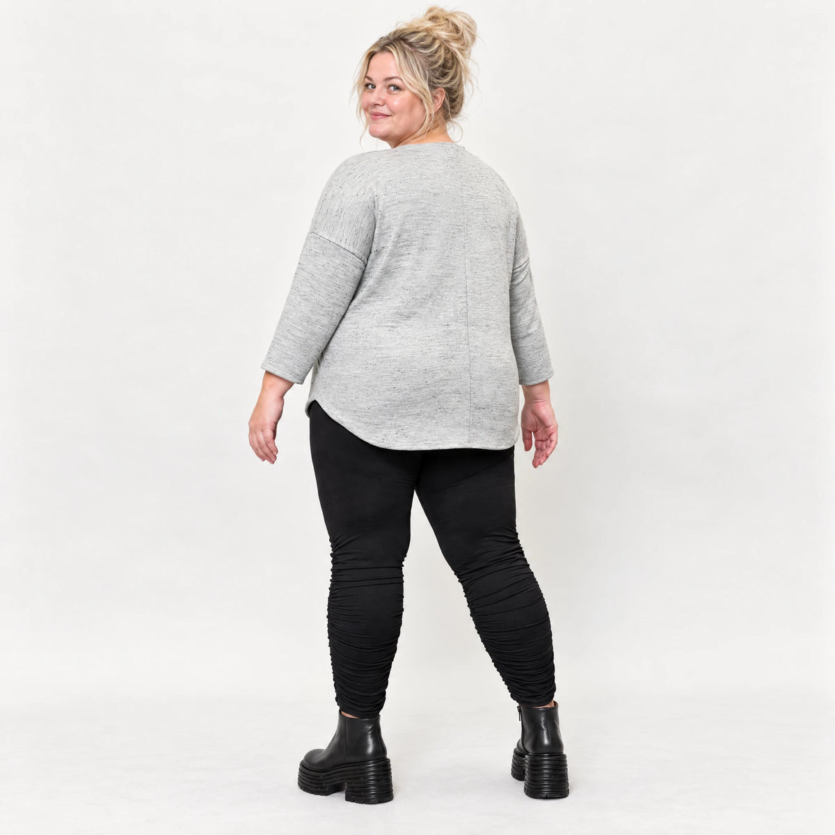 Langarmshirt in Grau/Schwarz aus weichem Flauschgarn mit Rundhalsausschnitt und Taschen