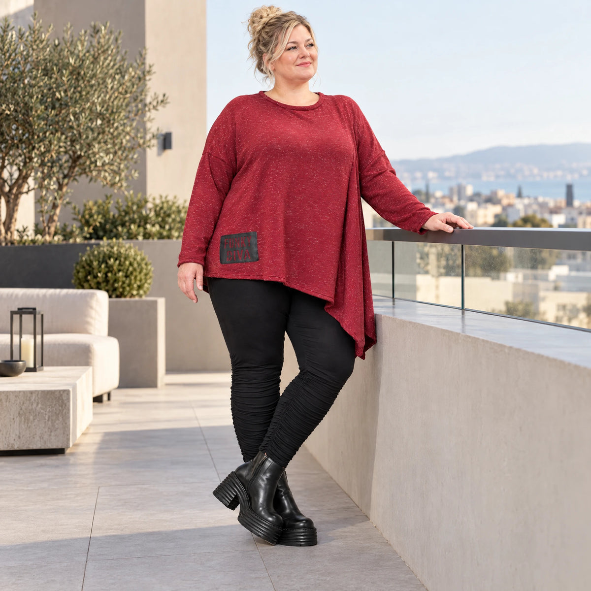 Strickshirt in Rot/Weiß Melange mit asymmetrischem Zipfelsaum aus flauschigem Feinstrick
