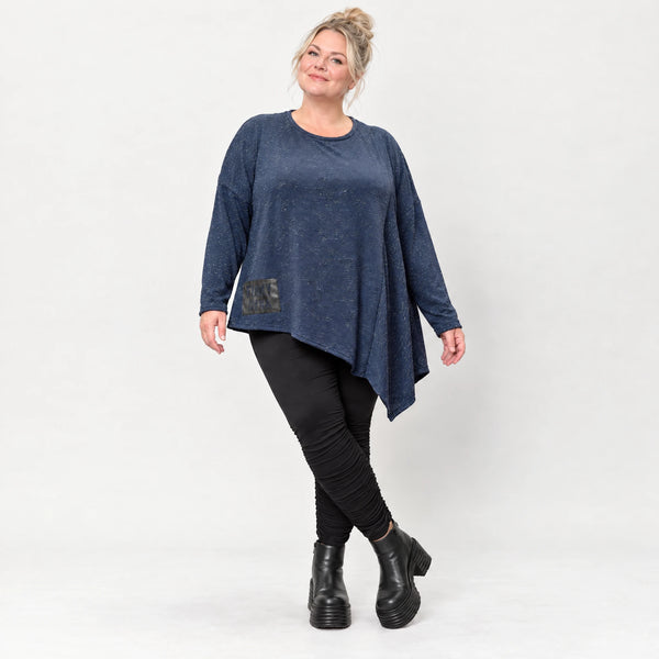Asymmetrisches Langarmshirt in Blau/Weiß aus flauschigem Strick mit lässigem Zipfelsaum