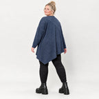 Asymmetrisches Langarmshirt in Blau/Weiß aus flauschigem Strick mit lässigem Zipfelsaum