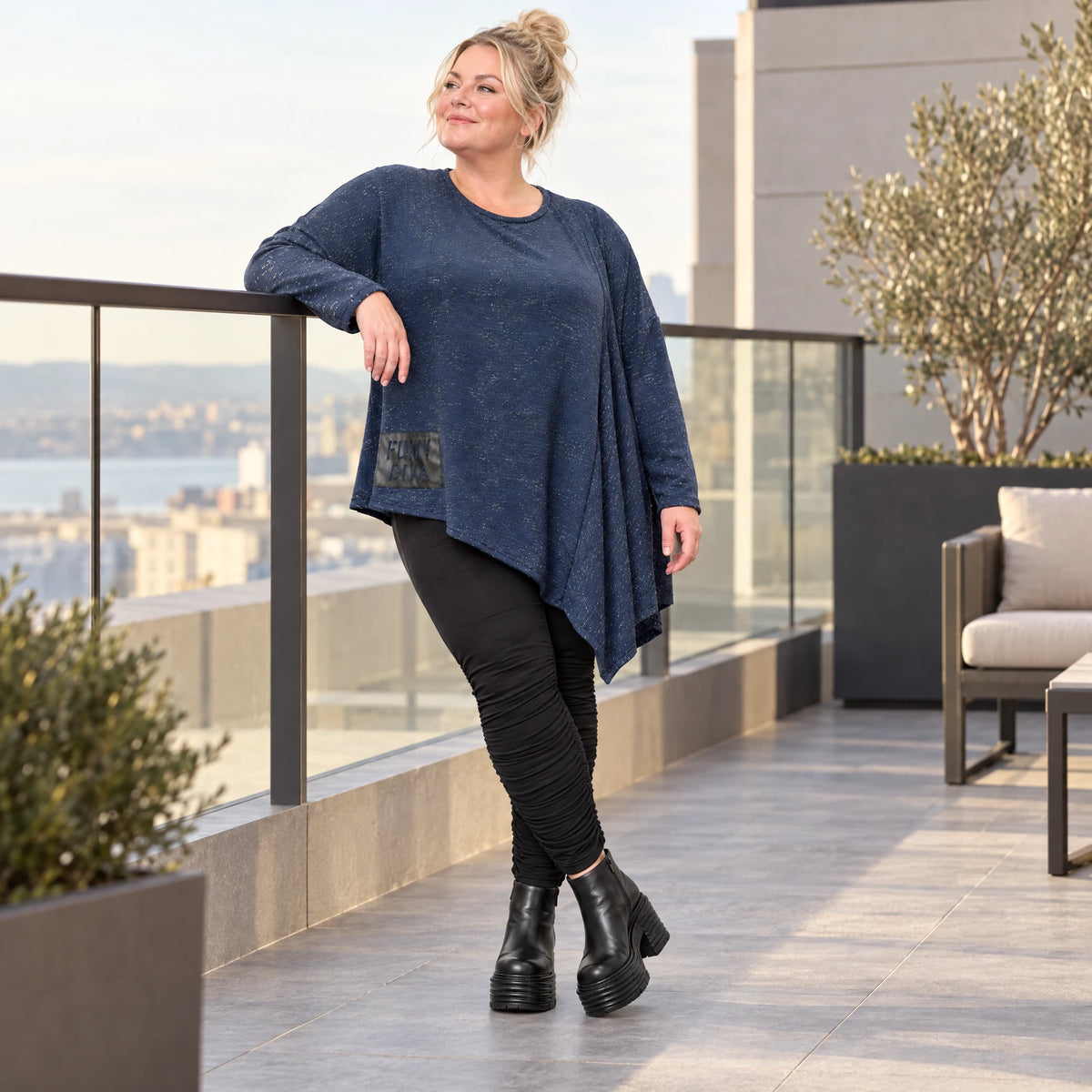 Asymmetrisches Langarmshirt in Blau/Weiß aus flauschigem Strick mit lässigem Zipfelsaum