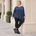 Asymmetrisches Langarmshirt in Blau/Weiß aus flauschigem Strick mit lässigem Zipfelsaum