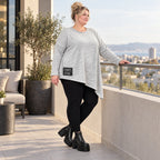 Feinstrickshirt in Grau/Schwarz mit asymmetrischem Zipfelsaum und Flauschgarnoptik