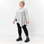 Feinstrickshirt in Grau/Schwarz mit asymmetrischem Zipfelsaum und Flauschgarnoptik