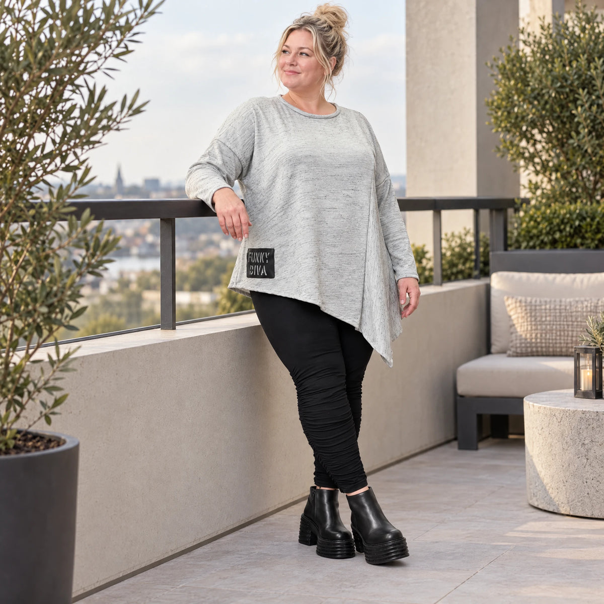 Feinstrickshirt in Grau/Schwarz mit asymmetrischem Zipfelsaum und Flauschgarnoptik