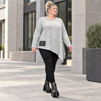 Feinstrickshirt in Grau/Schwarz mit asymmetrischem Zipfelsaum und Flauschgarnoptik