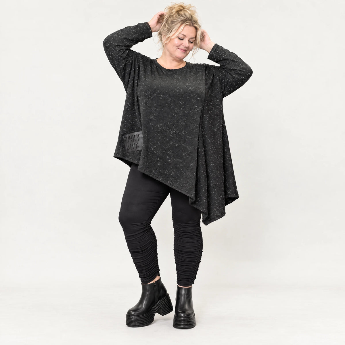 Strickshirt in Schwarz/Weiß mit asymmetrischem Zipfelsaum aus weichem Flauschgarn