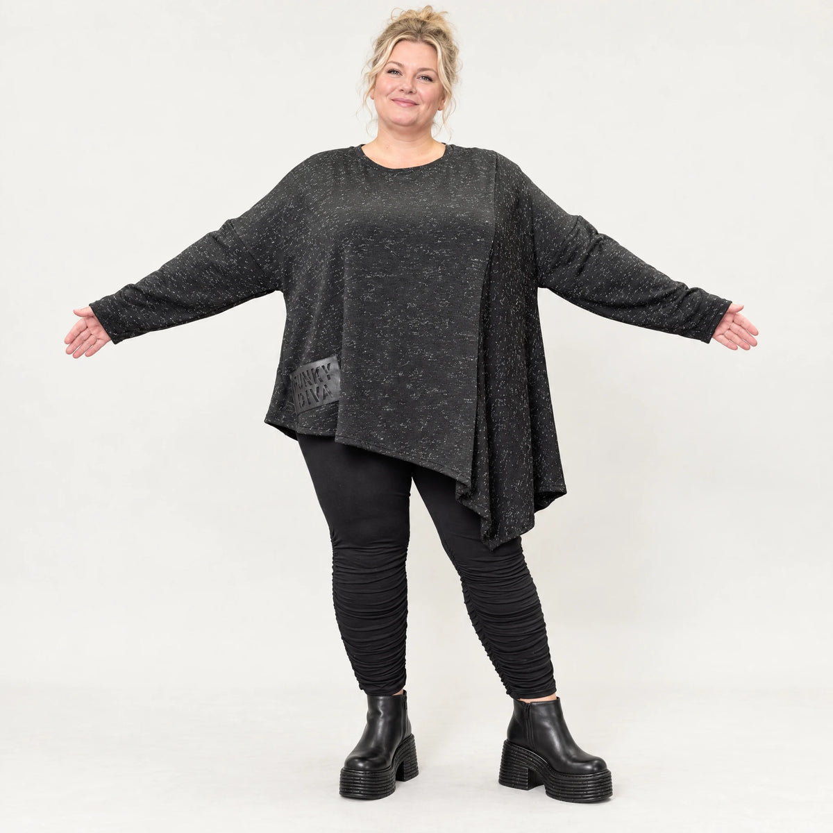 Strickshirt in Schwarz/Weiß mit asymmetrischem Zipfelsaum aus weichem Flauschgarn