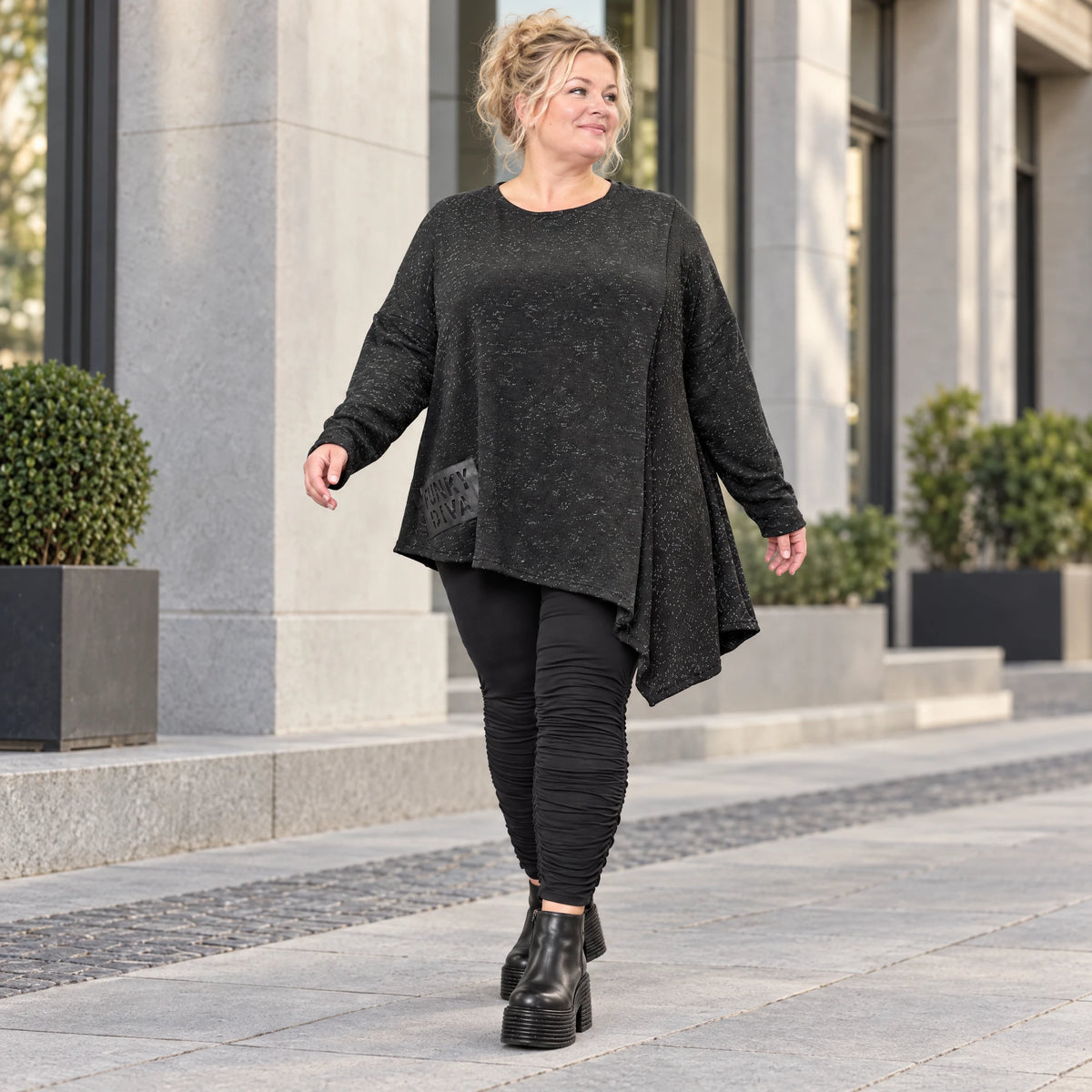 Strickshirt in Schwarz/Weiß mit asymmetrischem Zipfelsaum aus weichem Flauschgarn