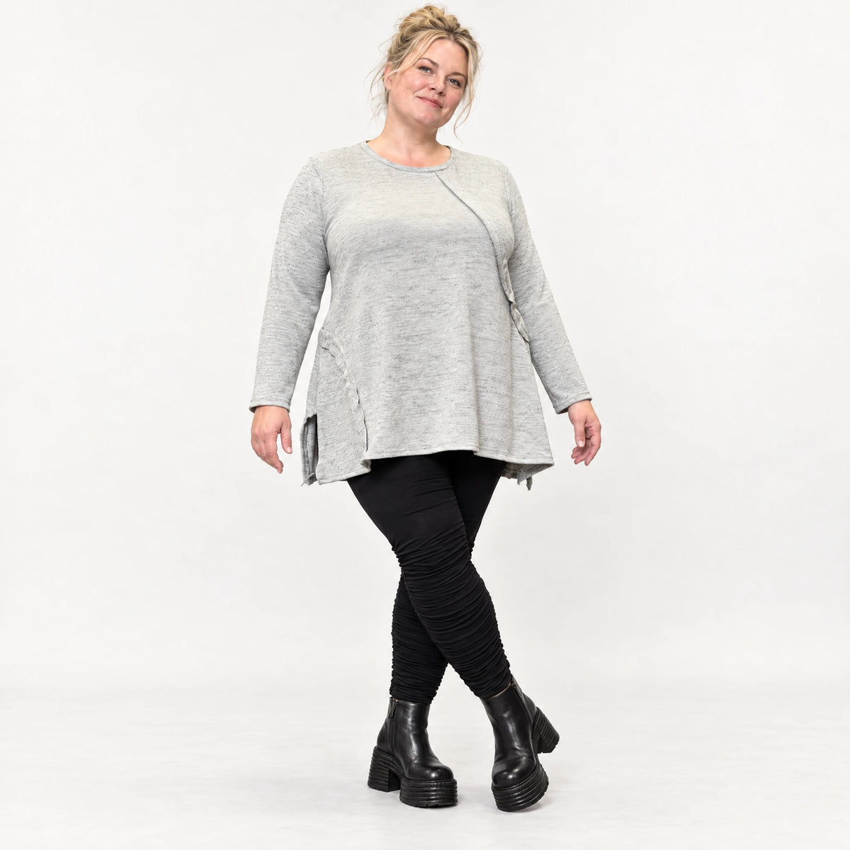 Langarmshirt in Grau/Schwarz aus flauschigem Feinstrick mit A-Linie und Rundhalsausschnitt