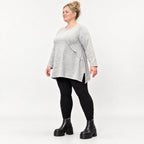 Langarmshirt in Grau/Schwarz aus flauschigem Feinstrick mit A-Linie und Rundhalsausschnitt