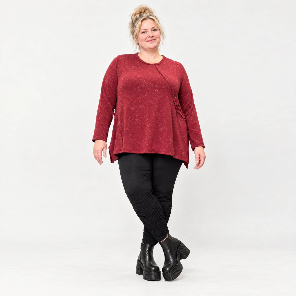 Flauschiges Feinstrickshirt in Rot/Weiß mit Rundhalsausschnitt und A-Linie aus Italien