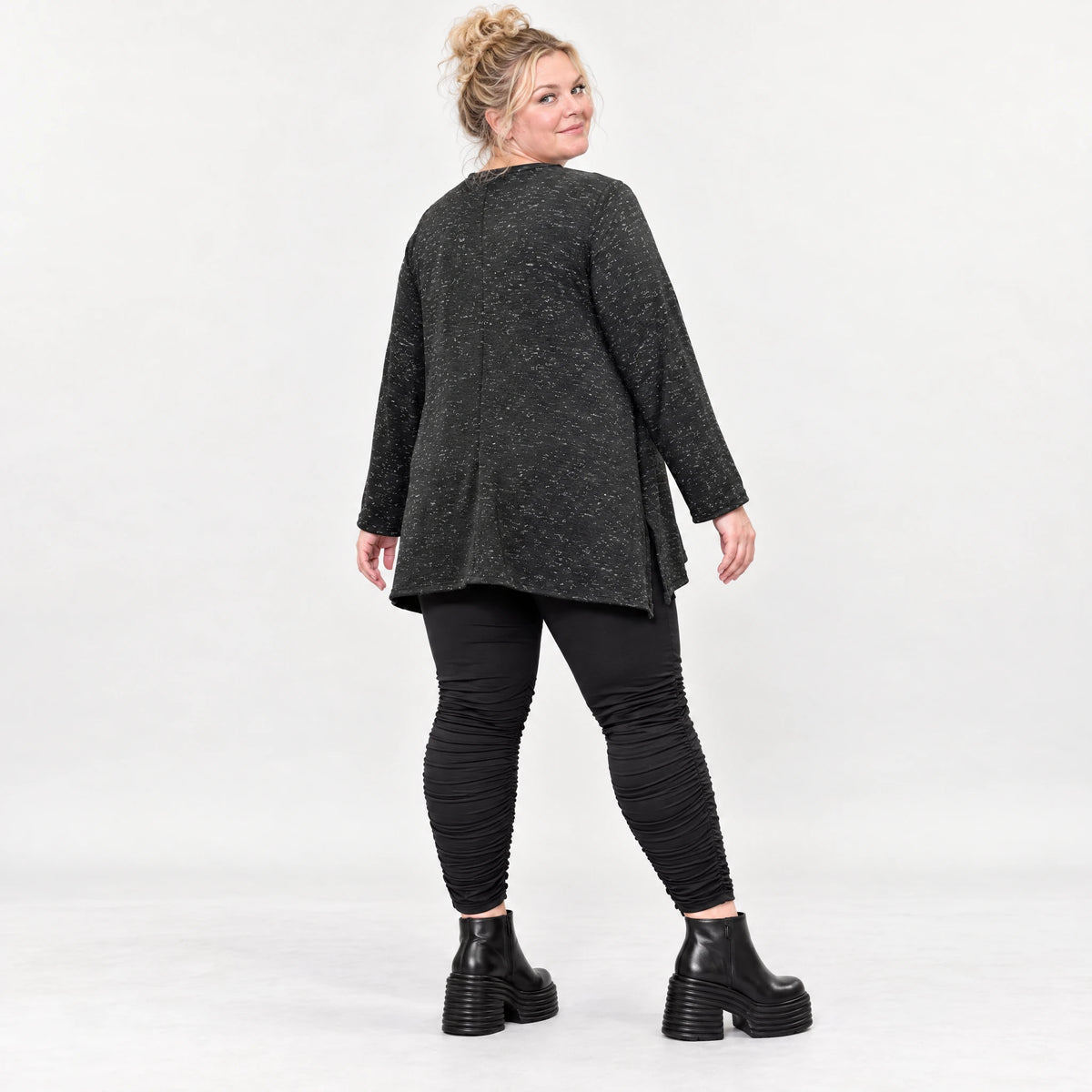 Kuscheliges Feinstrickshirt in Schwarz/Weiß meliert mit fließender A-Linie und Faltennaht