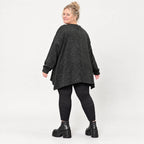 Feinstrickshirt in Schwarz/Weiß meliert mit fließender A-Linie und Seitenschlitzen am Saum