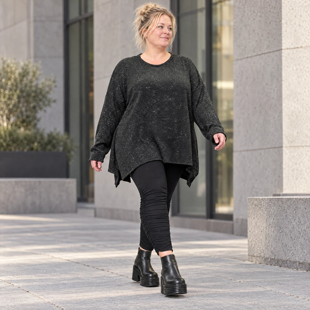 Feinstrickshirt in Schwarz/Weiß meliert mit fließender A-Linie und Seitenschlitzen am Saum