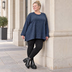 Langarmshirt aus flauschigem Feinstrick in Blau/Weiß mit A-Linie und Rundhalsausschnitt