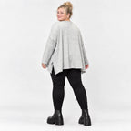 Kuscheliges Feinstrickshirt in Grau/Schwarz Melange mit fließender A-Linie aus Italien