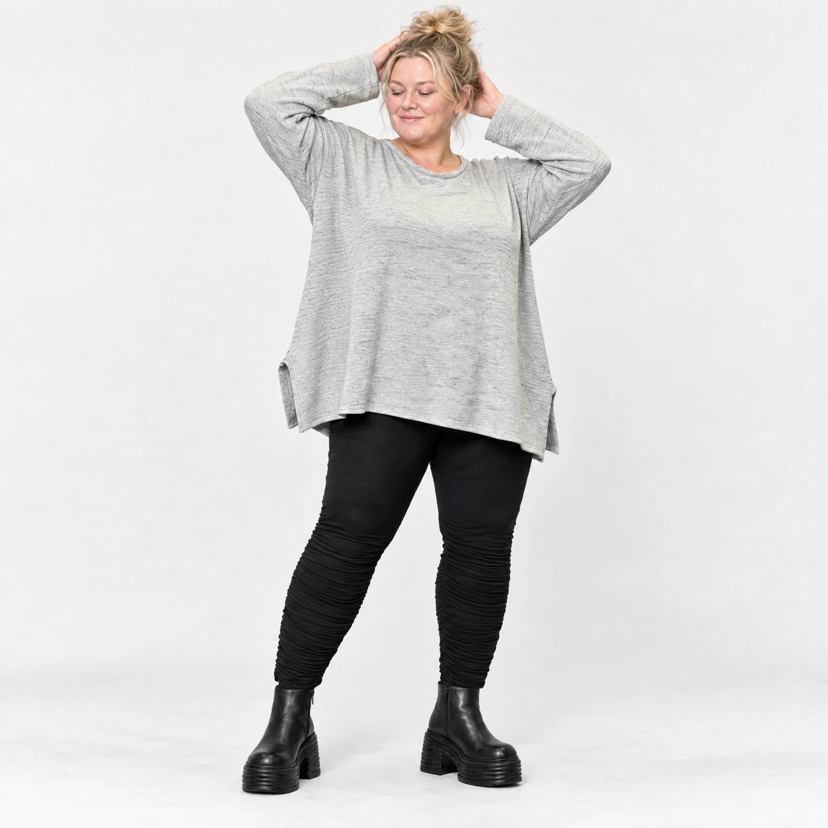 Kuscheliges Feinstrickshirt in Grau/Schwarz Melange mit fließender A-Linie aus Italien