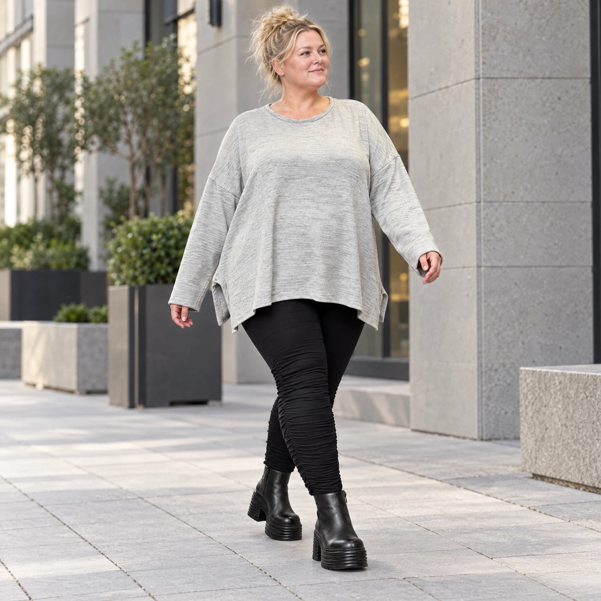 Kuscheliges Feinstrickshirt in Grau/Schwarz Melange mit fließender A-Linie aus Italien