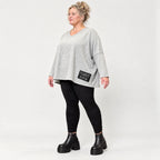 Feinstrickshirt in Grau/Schwarz meliert mit V-Ausschnitt und lässig kastiger Silhouette