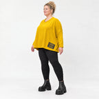 Kastiges Langarmshirt aus flauschigem Feinstrick in leuchtendem Gelb mit V-Ausschnitt