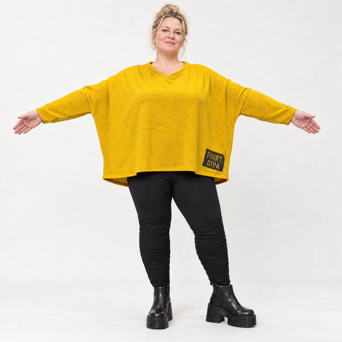 Kastiges Langarmshirt aus flauschigem Feinstrick in leuchtendem Gelb mit V-Ausschnitt