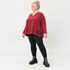Kuscheliges Feinstrickshirt in Rot/Weiß mit V-Ausschnitt und kastiger Form für Wintertage