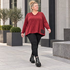 Kuscheliges Feinstrickshirt in Rot/Weiß mit V-Ausschnitt und kastiger Form für Wintertage
