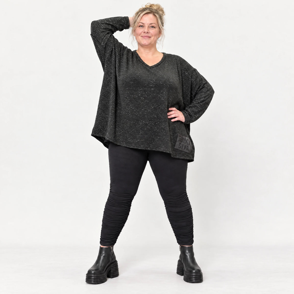 Langarmshirt in Schwarz/Weiß meliert aus weichem Flauschgarnfeinstrick mit V-Ausschnitt