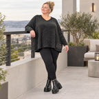 Langarmshirt in Schwarz/Weiß meliert aus weichem Flauschgarnfeinstrick mit V-Ausschnitt