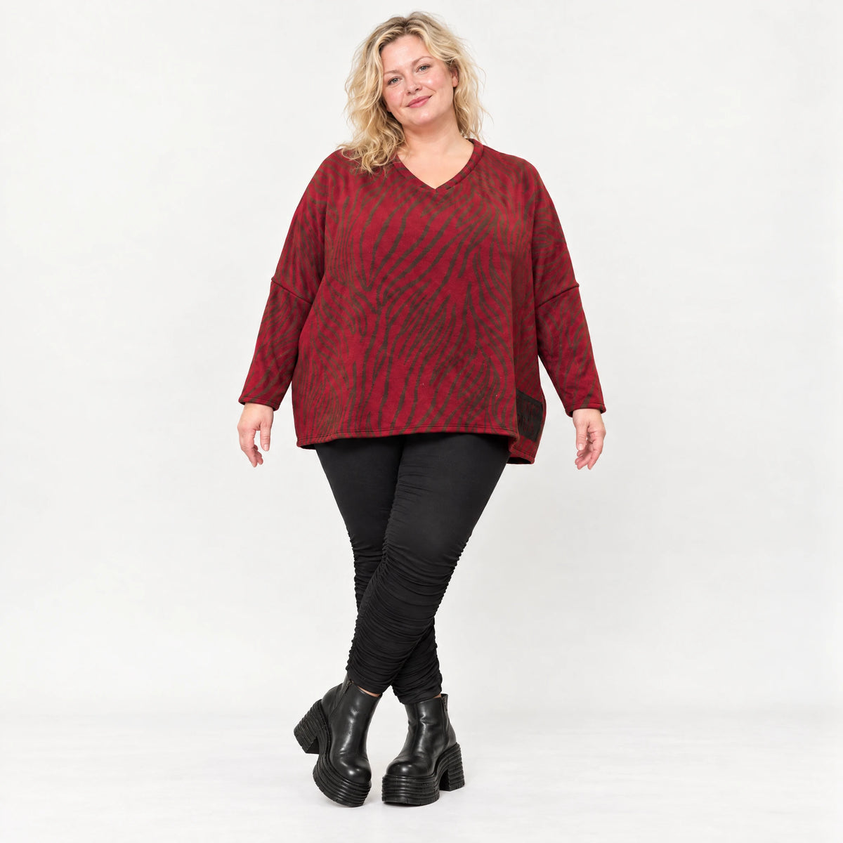 Flauschiger Feinstrickpullover in Rot/Braun mit V-Ausschnitt und kastigem Schnitt
