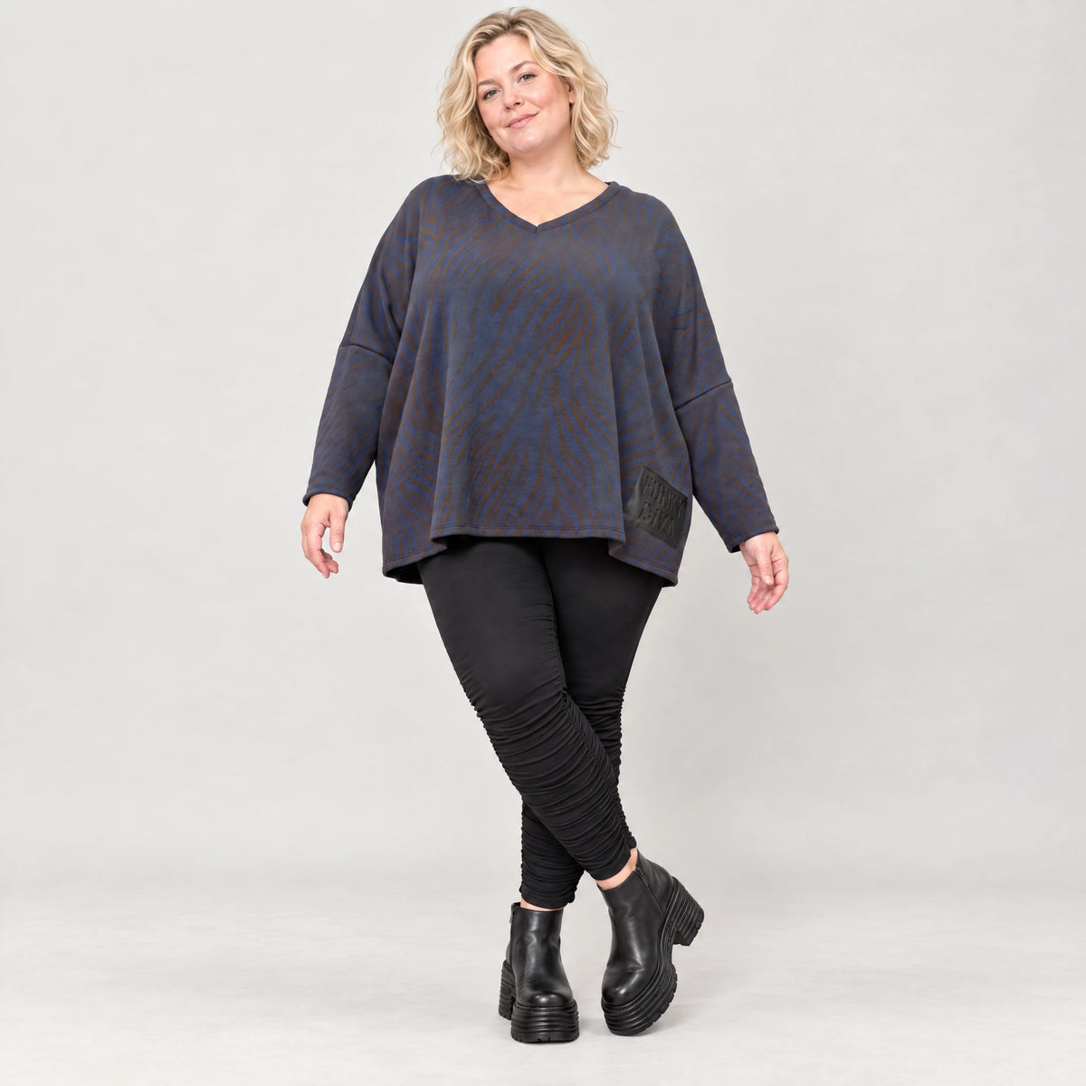 Flauschiges Strickshirt aus Italien in Blau/Braun mit kastigem Schnitt und V-Ausschnitt
