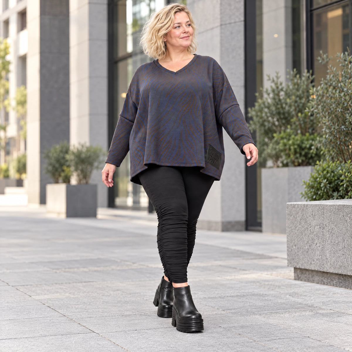 Flauschiges Strickshirt aus Italien in Blau/Braun mit kastigem Schnitt und V-Ausschnitt